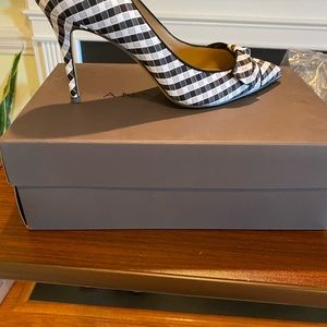 Ann Taylor Black and white Pumps